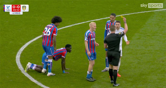 Các CĐV phản ứng dữ dội với tình huống hy hữu của trọng tài