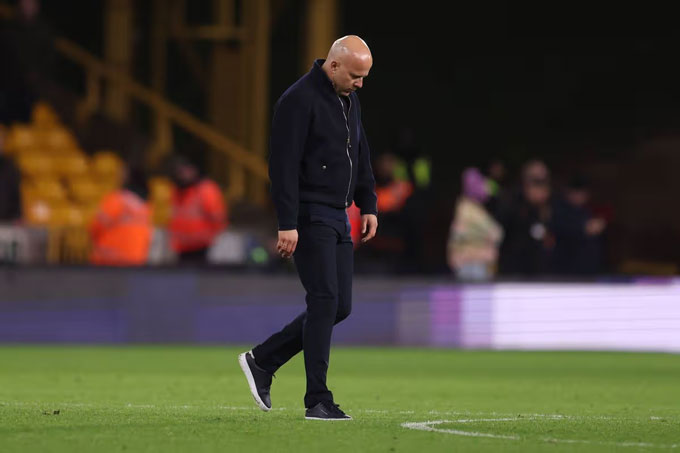 Tương lai của Slot tại Liverpool đang bị nghi ngờ