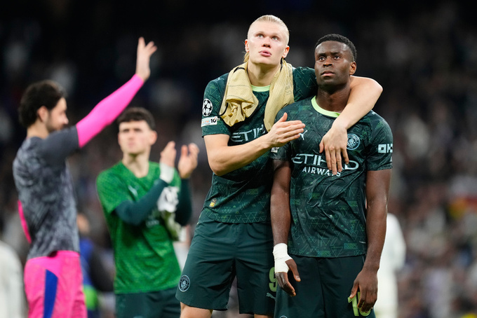 Man City lại có cái nhìn dè dặt hơn với vị vua sân cỏ người Pháp. Ảnh: AP