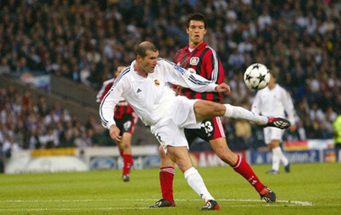 Zidane tung cú vole tung lưới Leverkusen trước sự bất lực của Ballack, tại chung kết Champions League 2001/02