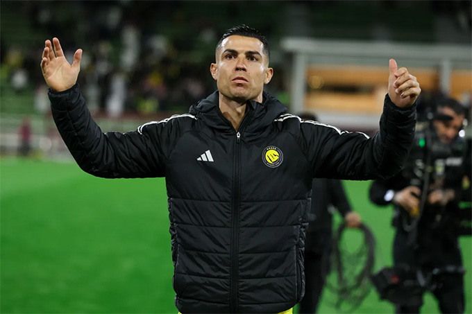 Cristiano Ronaldo ăn mừng chiến thắng của Al Nassr, dù anh không thi đấu