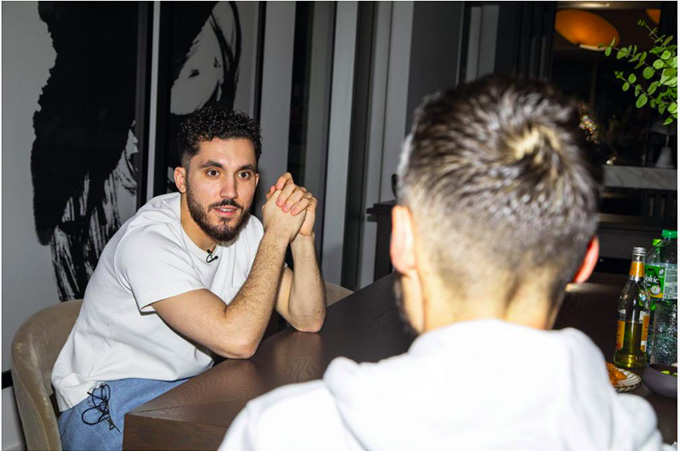 Cherki và phóng viên L'Equipe. Ảnh: L'Equipe