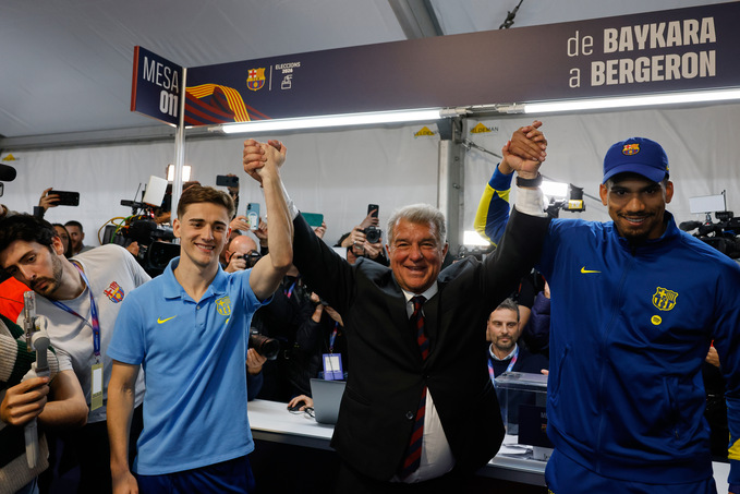 Trong ngày ông Joan Laporta tái đắc cử chức chủ tịch Barca, Gavi lại là người chiếm sóng