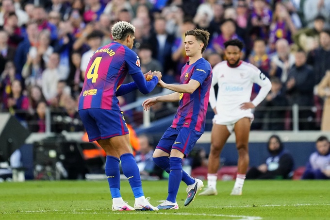 Đồng đội chúc mừng Gavi