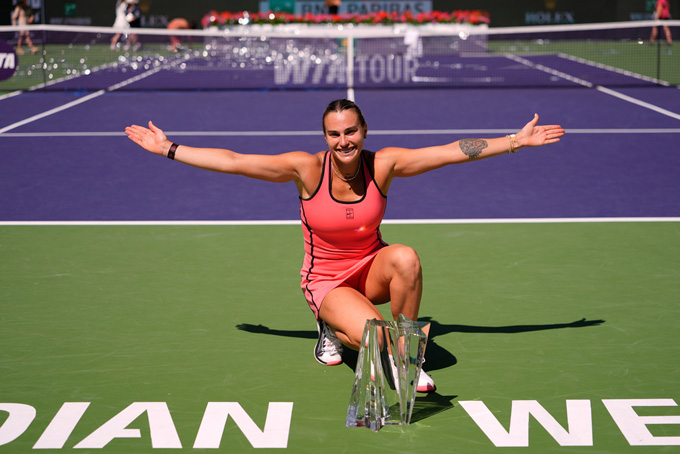 Aryna Sabalenka khép lại hai tuần đáng nhớ tại Indian Wells, nơi cô được bạn trai Georgios Frangulis cầu hôn, bằng chức vô địch. Ảnh: AP