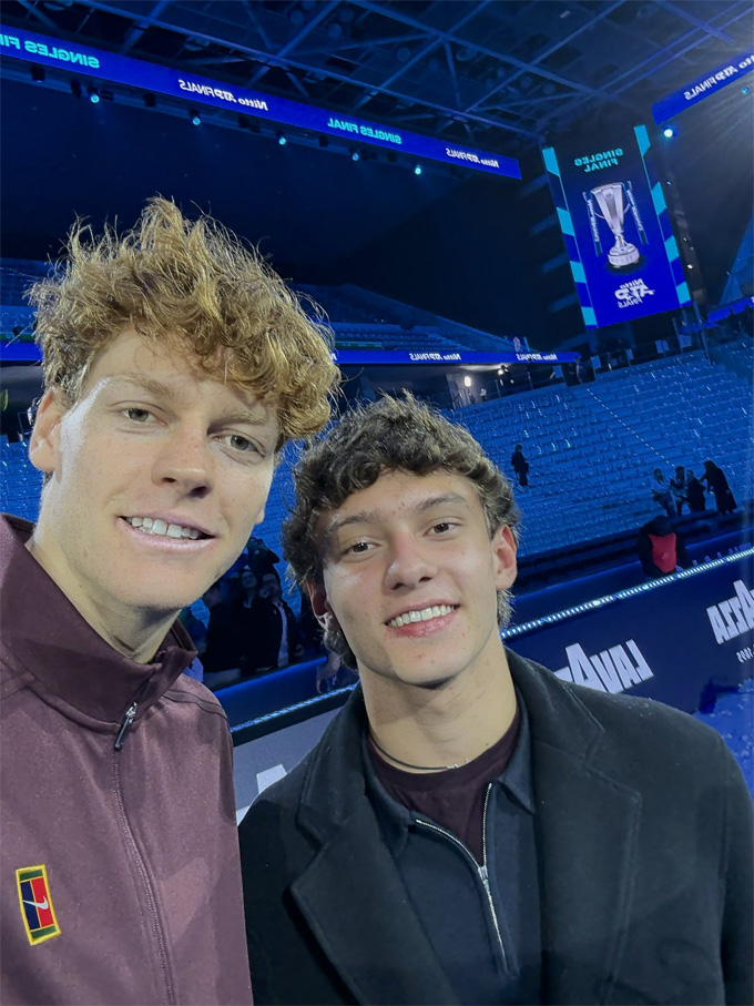 Antonelli (phải) chụp ảnh chung với Sinner ở ATP Finals năm ngoái. Ảnh: ATP