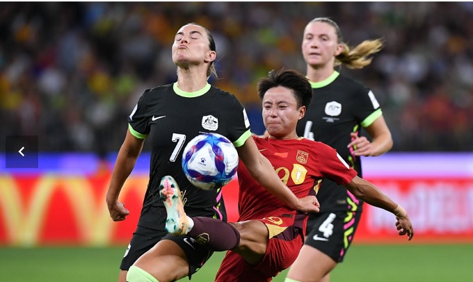 Trung Quốc (áo đỏ) đã thua Australia 