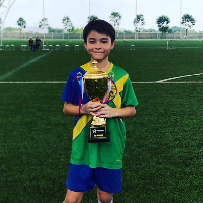 Moric nhận giải thưởng tại Trung tâm PVF khi còn nhỏ 