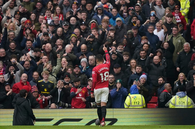 Fan MU muốn Casemiro ở lại thêm 1 năm