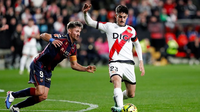 Ciss ghi bàn muộn đầy tranh cãi