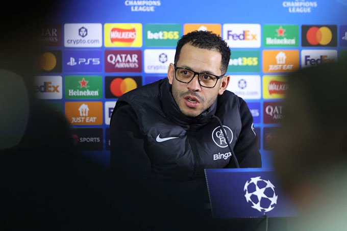Một trận đấu kém cỏi nữa trước PSG tại Champions League sẽ khiến chiếc ghế của Rosenior lung lay dữ dội