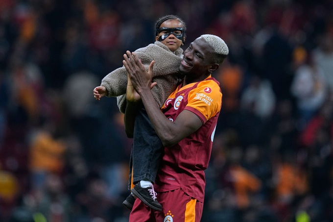 Osimhen bế con gái nhỏ trước màn tri ân của CĐV Galatasaray ở trận lượt đi vòng 1/8 Champions League với Liverpool