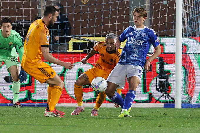 Como (áo xanh) đang duy trì phong độ của một đội đua vô địch