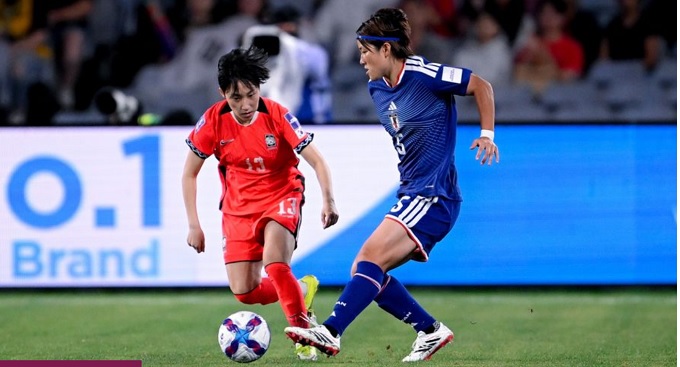 Nhật Bản (áo xanh) thắng đậm Hàn Quốc để vào chung kết 