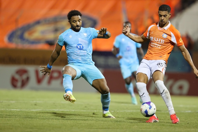 Xuân Son và các cầu thủ Nam Định đã chơi lấn lướt trên sân Chi Lăng. Ảnh: CTV