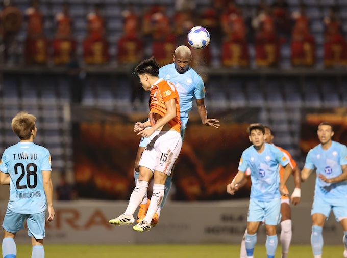 Pha tranh chấp của cầu thủ hai đội. Ảnh: CTV 