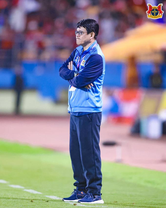 HLV Vũ Tiến Thành gặp khó khăn ở đội bóng mới