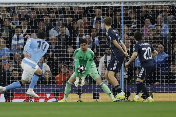 Courtois chấn thương phải rời sân ở hiệp 2