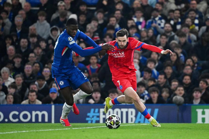 Kvaratskhelia liên tục làm khổ Mamadou Sarr bên phía Chelsea - Ảnh: L'Équipe