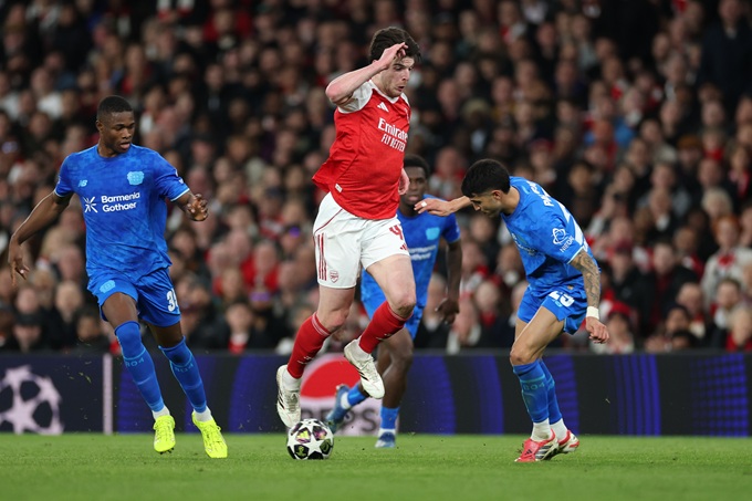 Declan Rice tranh bóng cùng Exequiel Palacios (phải) của Leverkusen