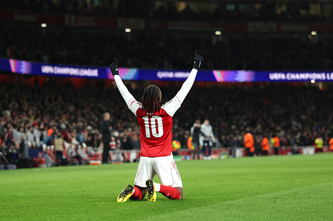 Eze ghi bàn tuyệt vời trước Leverkusen rạng sáng nay