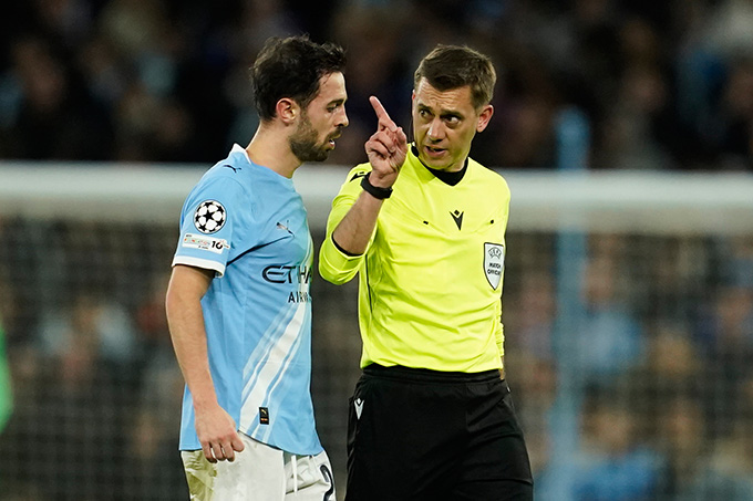 Trọng tài Turpin yêu cầu Silva rời sân sau khi bị phạt thẻ đỏ