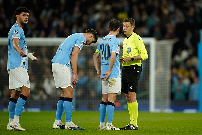 Tranh cãi ngay sau pha chơi bóng bằng tay của Bernardo Silva