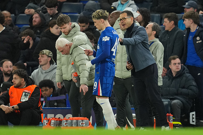 Rosenior dặn dò Garnacho trong trận đấu lượt về với PSG