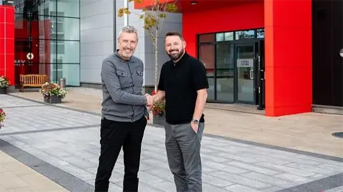 Stephen Torpey (phải) không muốn MU tạo ra những con "robot đá bóng". Ảnh: Getty