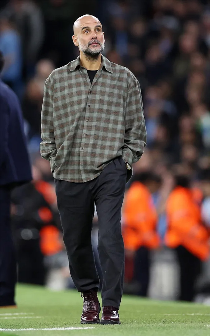 Pep Guardiola mặc trang phục rất thoải mái. Ảnh: EPA