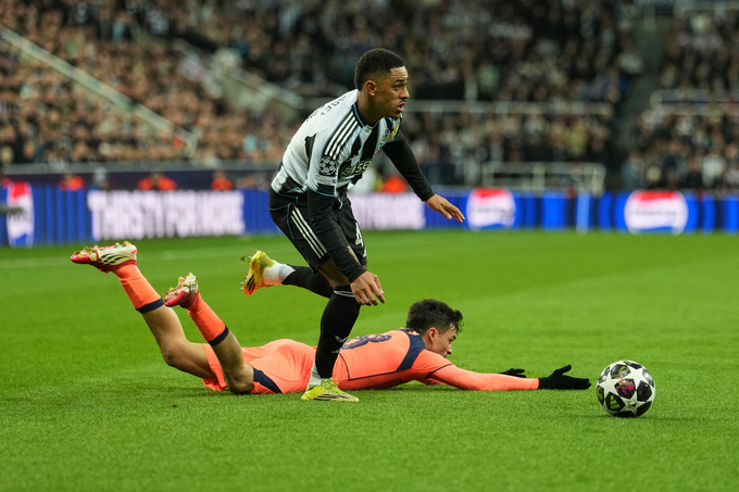 Pedri đuối sức nằm sân trong trận lượt đi vòng 1/8 Champions League trên sân Newcastle