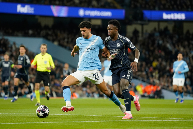 Vinicius Jr "cháo hành" các cầu thủ Man City