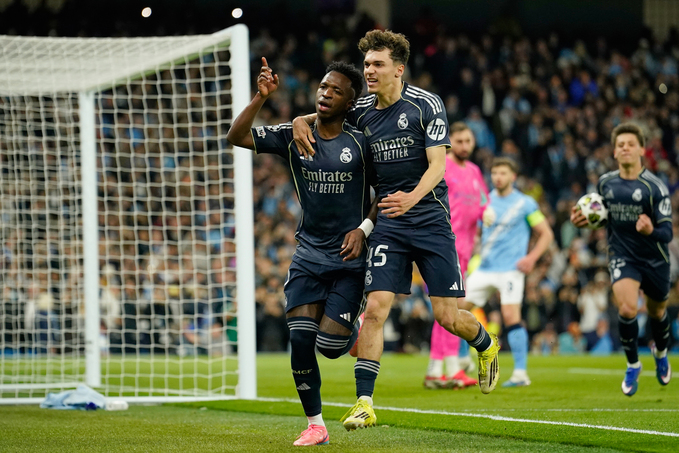 Vini ăn mừng cùng đồng đội