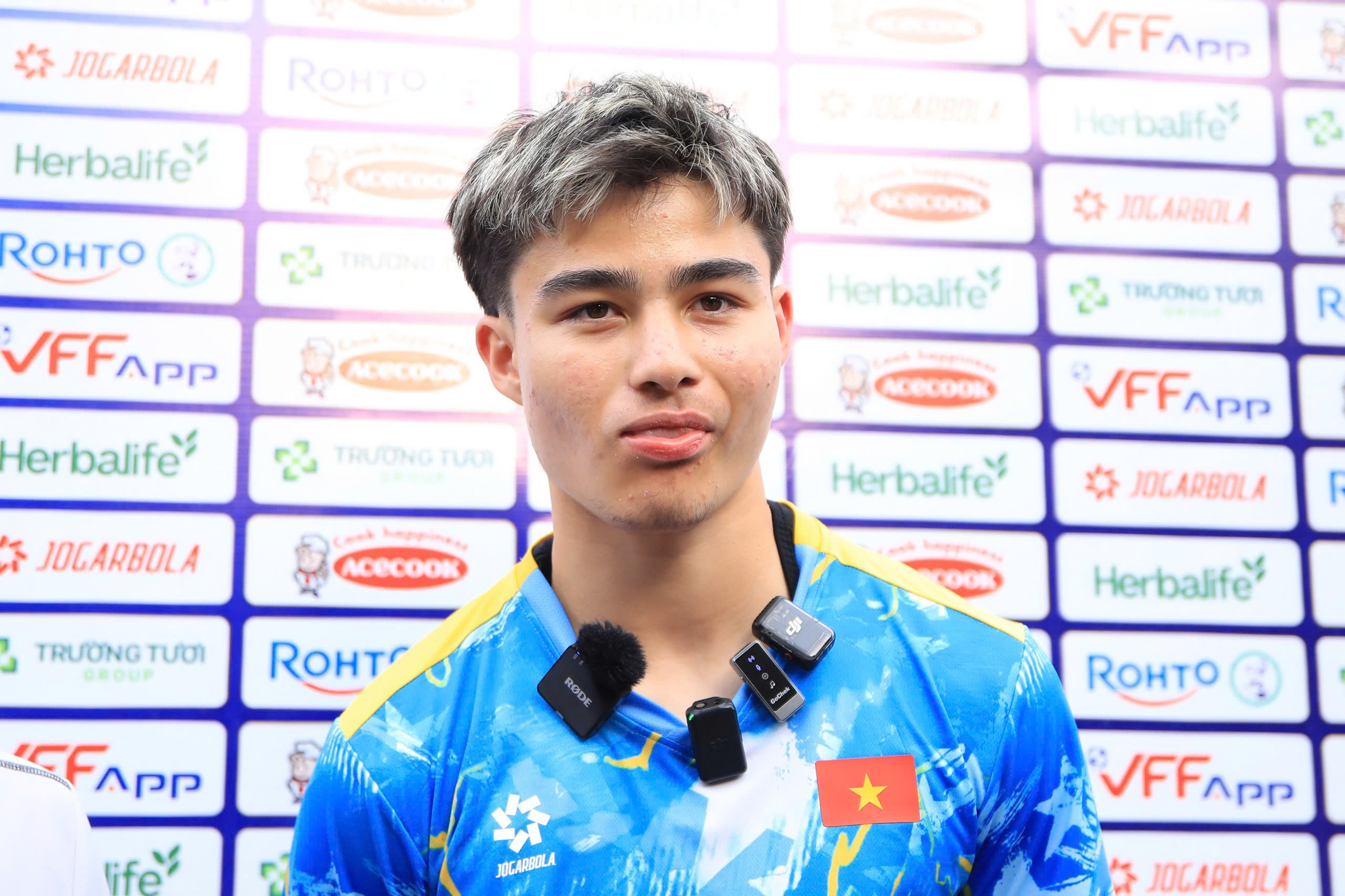 Antonio Moric lần đầu tiên trả lời phóng viên Việt Nam sau quãng thời gian tập cùng U19 và U23 Việt Nam. Ảnh: Phan Tùng