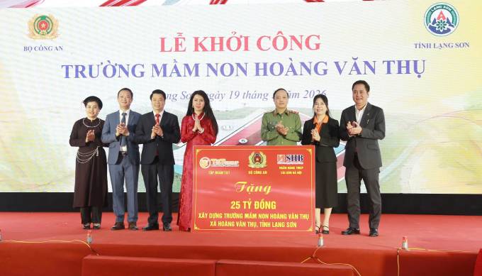 Đại diện Bộ Công an, T&T Group và Ngân hàng SHB trao bảng tượng trưng tài trợ 25 tỷ đồng để xây dựng trường mầm non Hoàng Văn Thụ