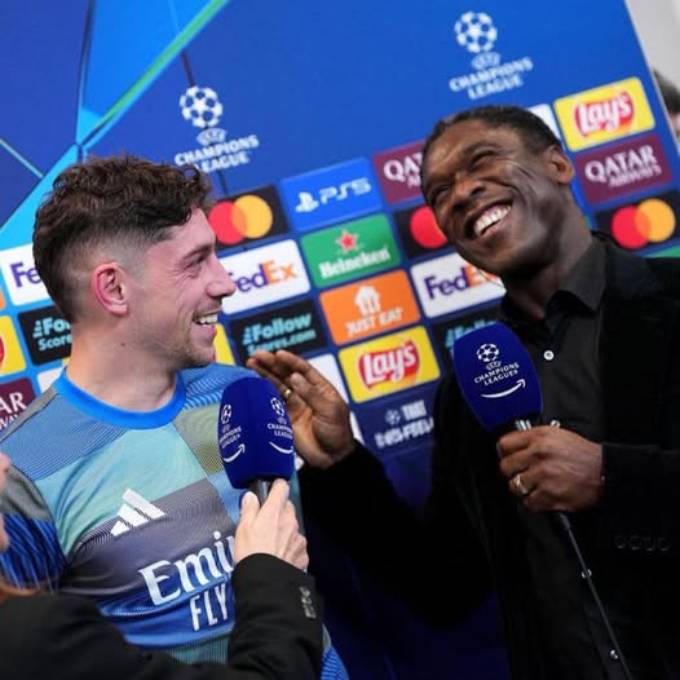 Seedorf gặp lại Valverde trong vai trò người nhà đài (ảnh Facebook)