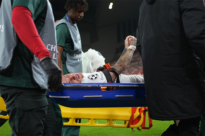 Lang bị tai nạn do va vào biển quảng cáo