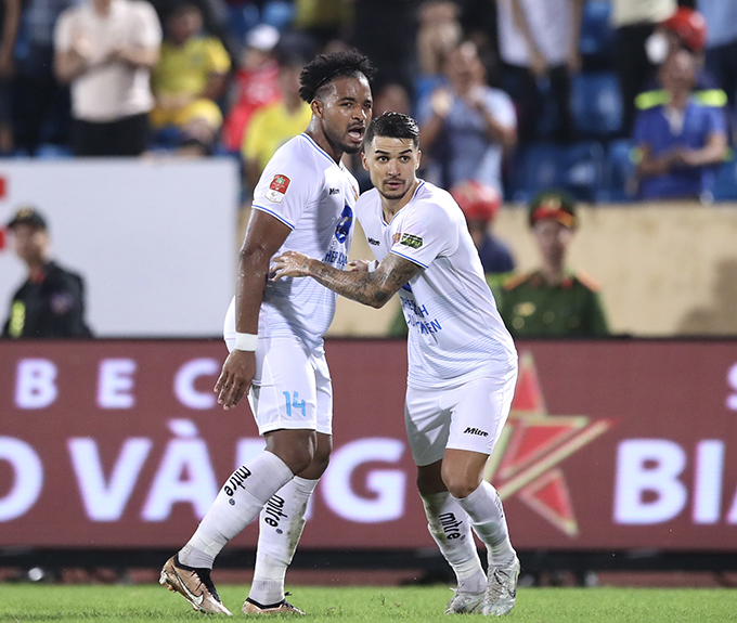 Xuân Son và Hoàng Hên ăn ý 