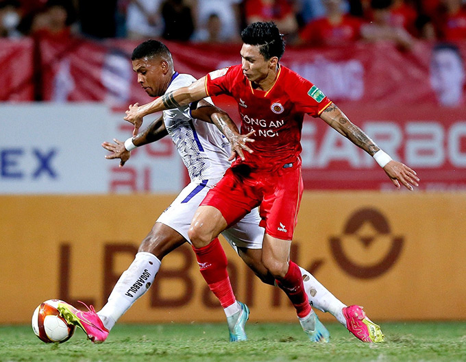 Đoàn Văn Hậu cùng các cầu thủ CLB Công an Hà Nội chỉ lên ĐT Việt Nam sau ngày 22/3 