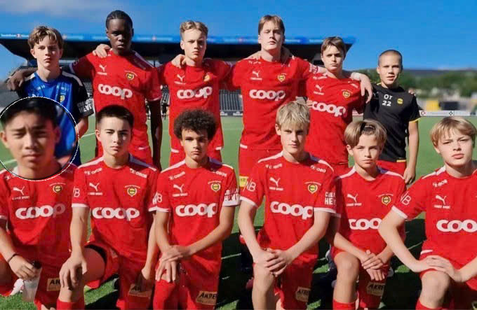 David Vu (khoanh tròn) cùng các đồng đội tại đội trẻ Valerenga. Ảnh: Instagram southeastasiantalent