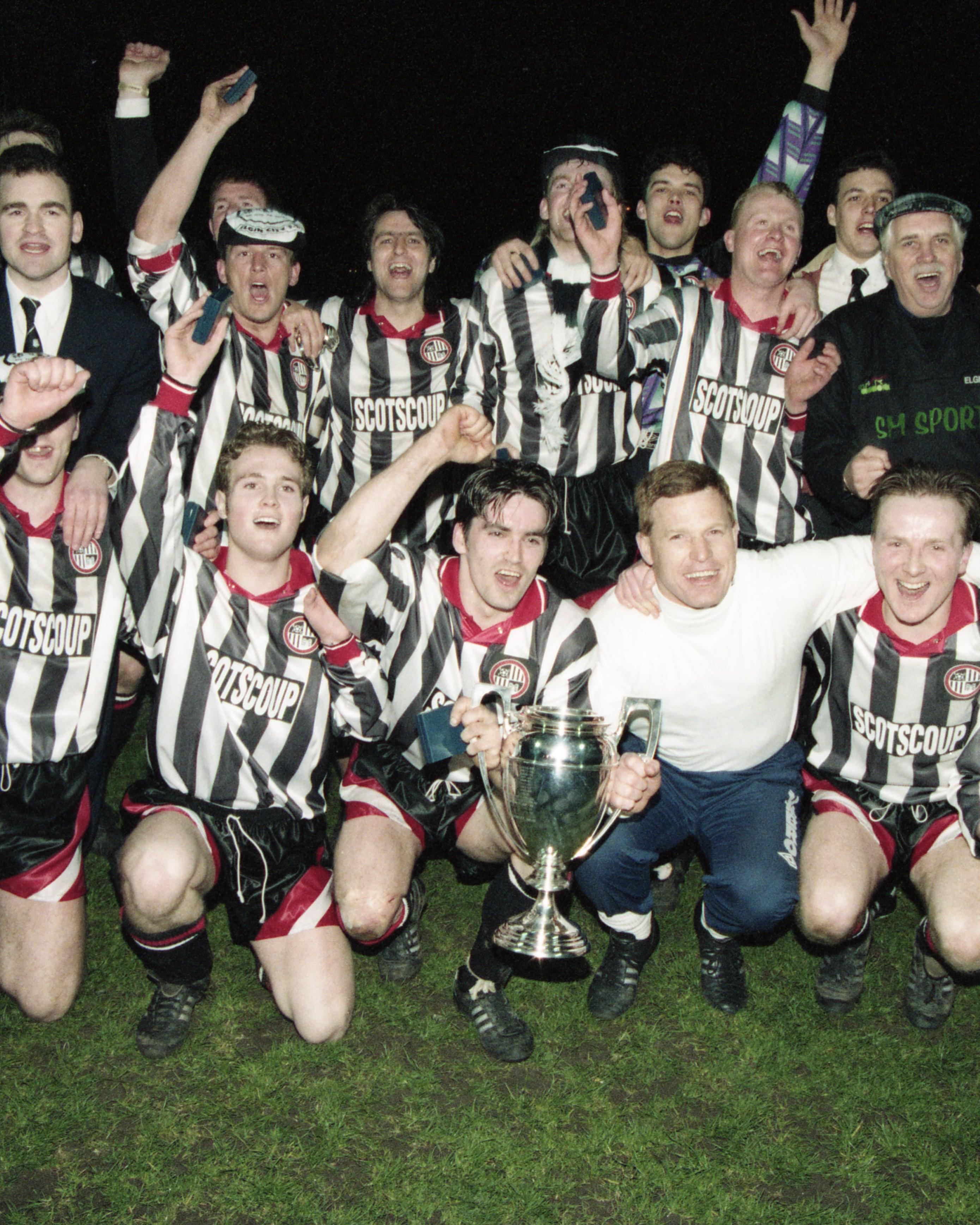 Cầu thủ Elgin City ăn mừng chức vô địch - Ảnh: thetimes