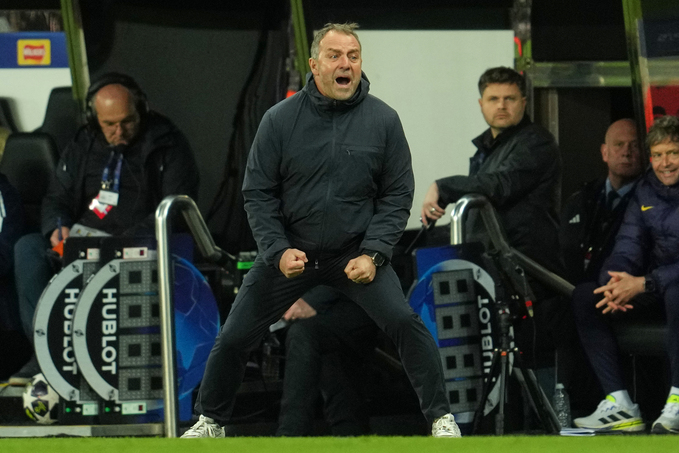 HLV Hansi Flick thích "chơi dao" bằng cách khuyến khích học trò dâng cao bẫy việt vị