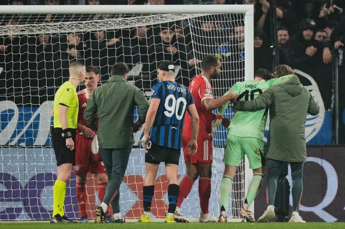 Jonas Urbig dính chấn thương đầu ở lượt đi