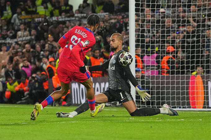 Barcola không thắng được thủ môn Chelsea trong thế đối mặt