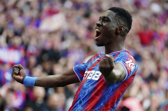 Sarr ghi cả 2 bàn giúp Crystal Palace giành chiến thắng