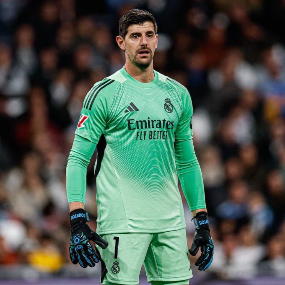 Courtois chấn thương trong lúc khởi động trên sân Etihad - Ảnh: @theMadridZone