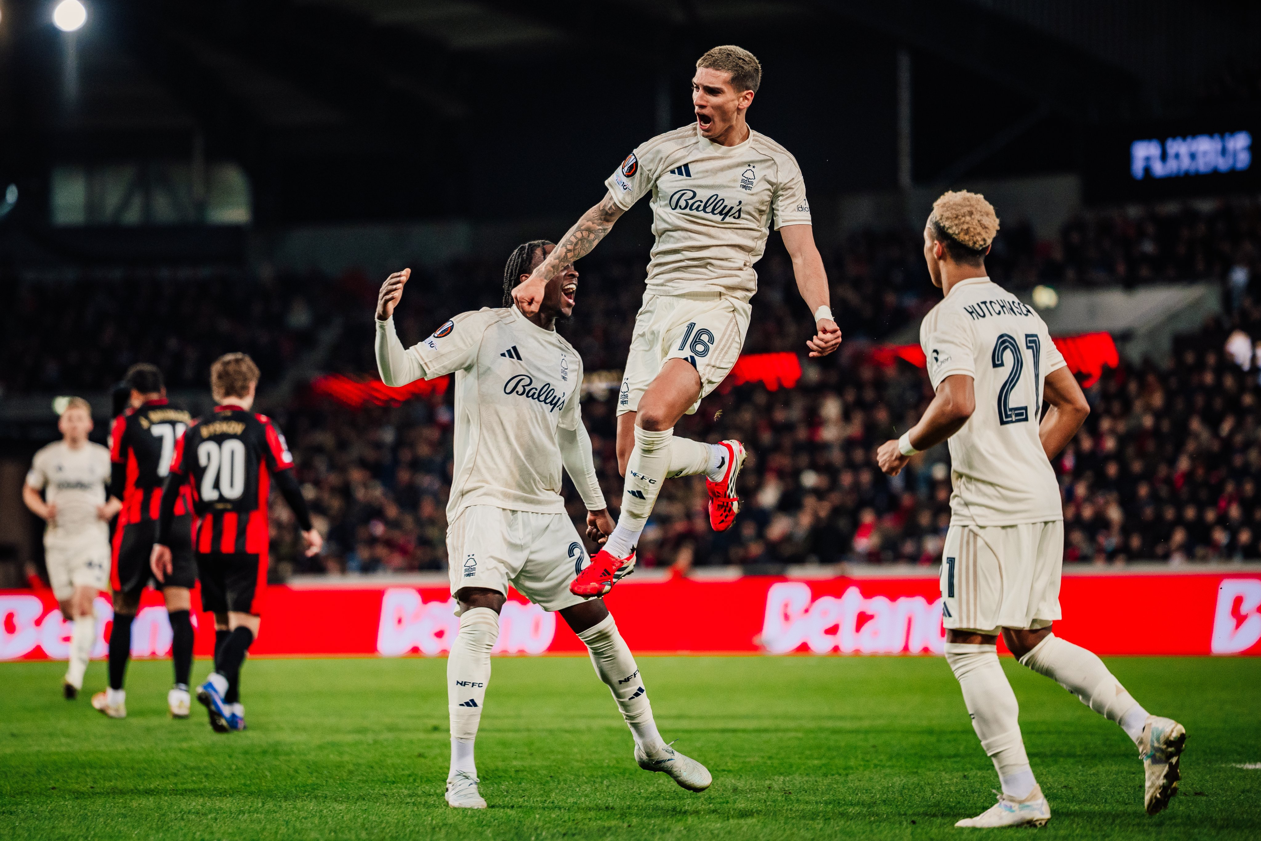 Niềm vui của các cầu thủ Nottingham sau khi lọt vào tứ kết