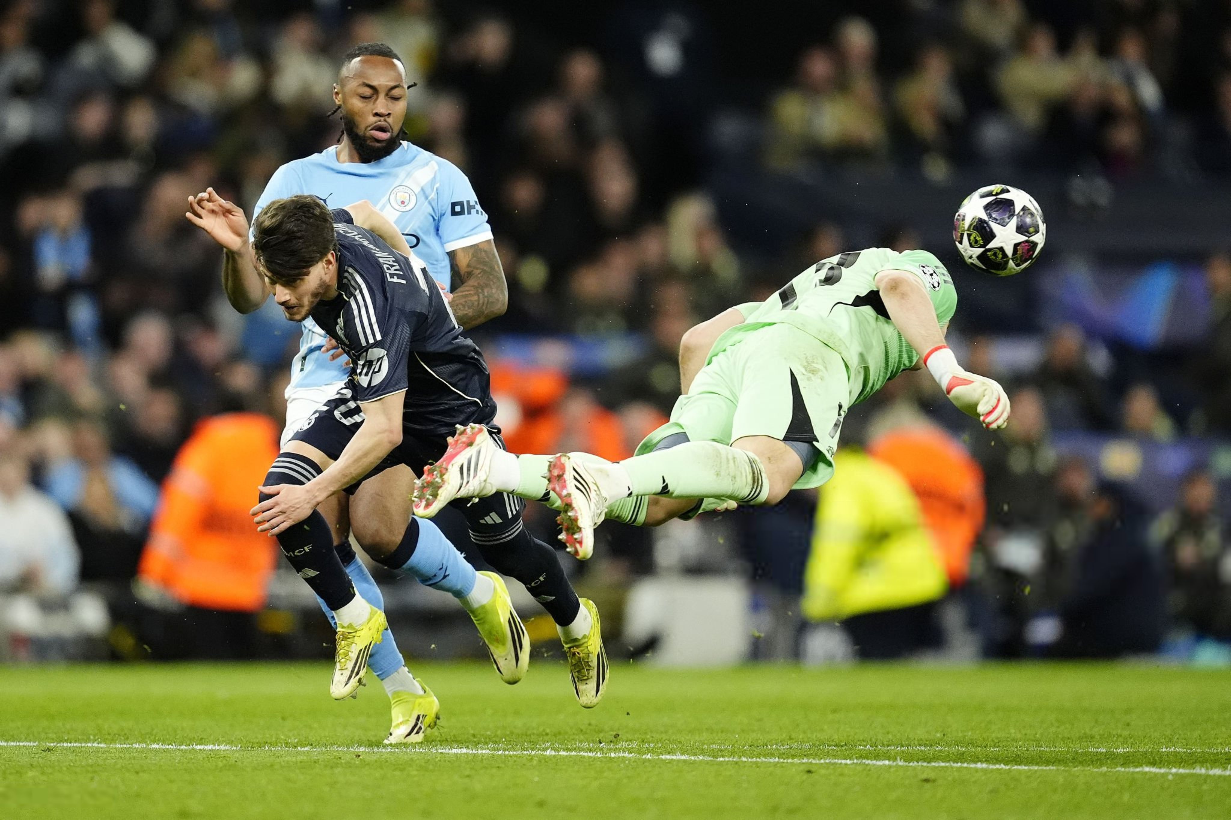 Lunin chơi cực hay trước Man City - Ảnh: @SeputarMadrid