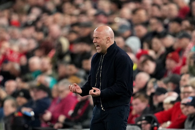 HLV Arne Slot ăn mừng phấn khích ở trận thắng Galatasaray 4-0