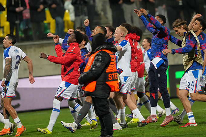 Crystal Palace cũng lọt vào tứ kết Conference League